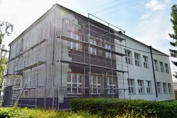 Zdjęcie przedstawia trwające prace termomodernizacyjne budynku Szkoły Podstawowej im. Jana Pawła II w Kaplonosach