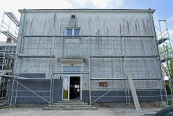 Zdjęcie przedstawia trwające prace termomodernizacyjne budynku Szkoły Podstawowej im. Jana Pawła II w Kaplonosach