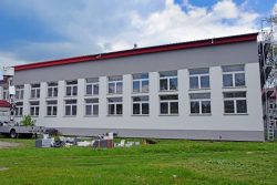 Zdjęcie przedstawia trwające prace termomodernizacyjne budynku Szkoły Podstawowej im. Armii Krajowej w Wyrykach