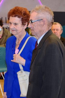 Odznakę Medalu za Długoletnie Pożycie Małżeńskie w imieniu Prezydenta Rzeczypospolitej Polskiej wręcza Wójt Gminy Wyryki Mirosław Torbicz
