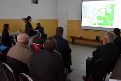 Przedstawicielka Pracowni Terenowej w Chełmie Wojewódzkiego Biura Geodezji omawiająca scalenia