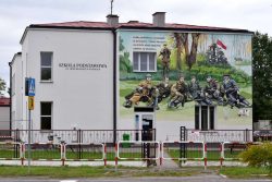 Zdjęcie przedstawia budynek Szkoły Podstawowej im. Armii Krajowej w Wyrykach po wykonanych pracach termomodernizacyjnych