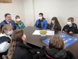 Uczniowie SP w Kaplonosach siedzą przy stole konferencyjnym z Wójtem gminy Wyryki Mirosławem Torbiczem