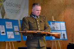 Prezentacja militariów wykonywana przez Grupę Rekonstrukcji Historycznych im. płk. Tadeusza Zieleniewskiego z Majdanu Obleszcze