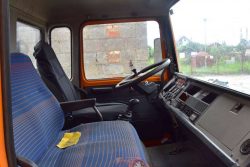 Zdjęcie przedstawia samochód ciężarowy RENAULT Midliner S 130, widok w kabinie