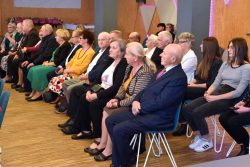 Jubilaci oraz osoby towarzyszące siedzą na krzesłach podczas sesji Rady Gminy Wyryki