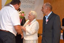 Kwiaty wręcza Przewodniczący Rady Gminy Wyryki Piotr Horszczaruk