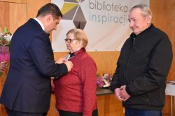 Odznakę Medalu za Długoletnie Pożycie Małżeńskie w imieniu Prezydenta Rzeczypospolitej Polskiej wręcza Wójt Gminy Wyryki Mirosław Torbicz