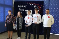 Reprezentacji gminy Wyryki wraz z Dyrektor szkoły Panią Renatą Paluszkiewicz pozują do grupowego zdjęcia