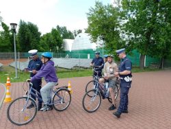 Na rowerach przed startem konkursu reprezentacja powiatu włodawskiego, obok 3 policjantów