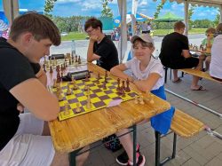 Uczestnicy turnieju szachowego podczas rozgrywek przy stole