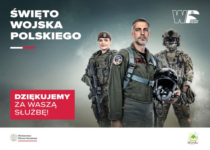 Plakat z okazji Święta Wojska Polskiego 2025. Przedstawia trzech żołnierzy: kobietę w mundurze polowym trzymającą broń, mężczyznę w stroju pilota trzymającego hełm, oraz drugiego mężczyznę w pełnym umundurowaniu bojowym.