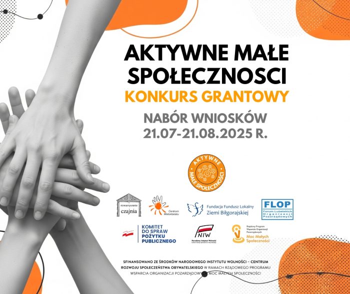 "Aktywne Małe Społeczności" – plakat ogłaszający konkurs grantowy. Na plakacie widoczny jest napis "Nabór Wniosków 21.07-21.08.2025 R.". Na czarno-białym tle po lewej stronie znajdują się dłonie ułożone jedna na drugiej, symbolizujące współpracę. Po prawej stronie widać pomarańczowo-białe, abstrakcyjne tło. Na dole plakatu umieszczono logotypy partnerów i sponsorów.