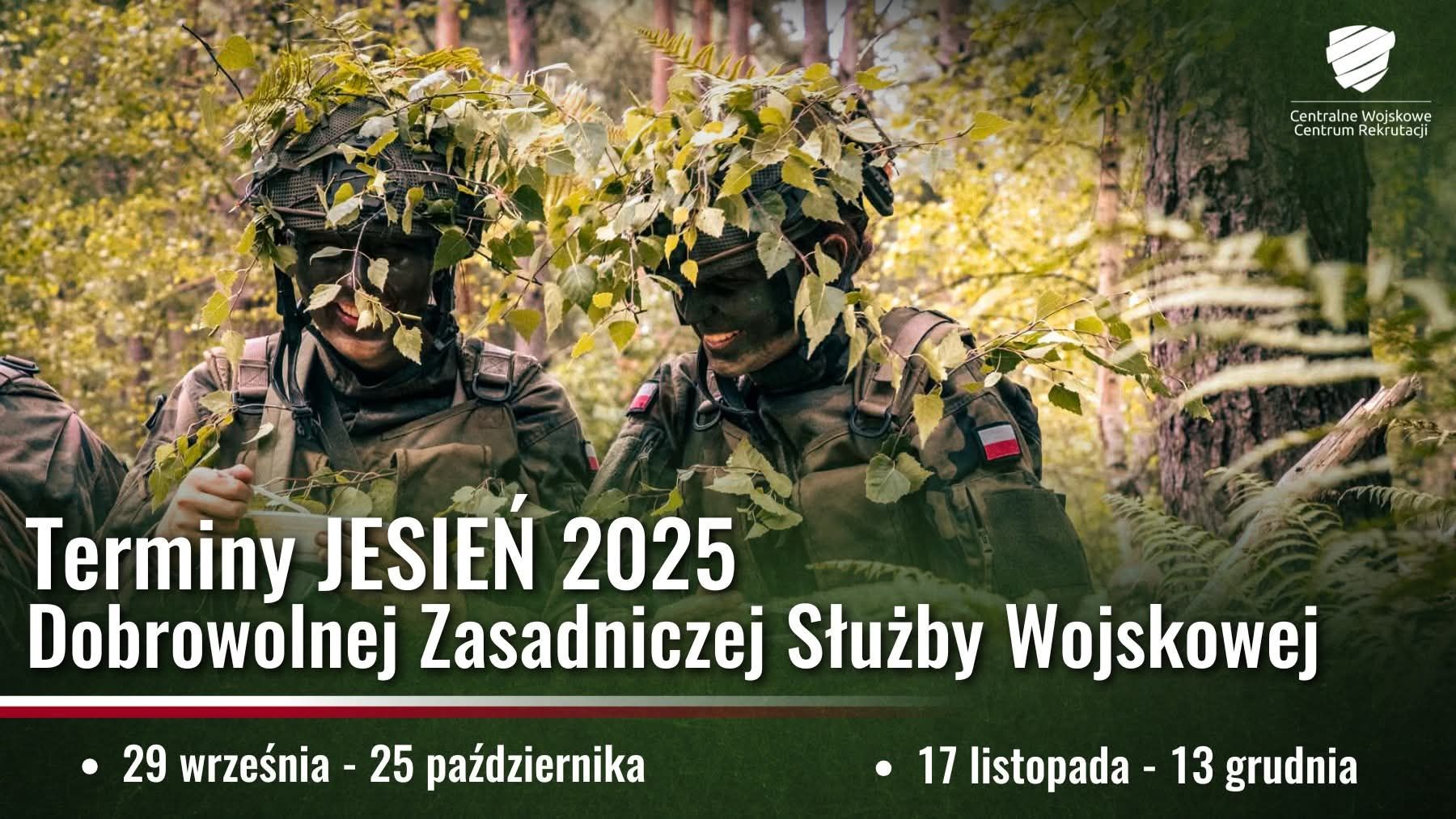 Dwóch żołnierzy w pełnym umundurowaniu, z twarzami pomalowanymi w barwy maskujące i hełmach pokrytych maskowaniem z gałęzi i liści, uśmiecha się na tle lasu. Na pierwszym planie widoczne są duże, białe napisy informujące o terminach jesiennych 2025 roku Dobrowolnej Zasadniczej Służby Wojskowej. Pod spodem podane są dwie daty: 29 września - 25 października oraz 17 listopada - 13 grudnia. W prawym górnym rogu znajduje się logo Centralnego Wojskowego Centrum Rekrutacji.