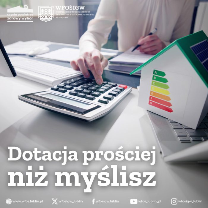 Osoba korzysta z kalkulatora przy biurku, obok znajduje się model domu z oznaczeniami efektywności energetycznej. Tekst na grafice: „Dotacja prościej niż myślisz”. Materiał promujący program „Czyste Powietrze” WFOŚiGW w Lublinie.