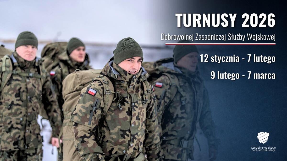 Grupa żołnierzy Wojska Polskiego w zimowym umundurowaniu podczas marszu; grafika informuje o turnusach 2026 Dobrowolnej Zasadniczej Służby Wojskowej z datami od stycznia do marca.