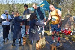 Zapytanie zostało przetworzone Treść wiadomości Gemini Zwycięzcy biegu „Tropem Wilczym” odbierają gratulacje i puchary na podium z pni drzew, w obecności organizatorów i przy pomniku upamiętniającym bohaterów.