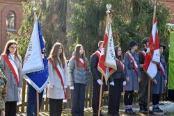 Młodzież i harcerze pełnią wartę z pocztami sztandarowymi podczas uroczystych obchodów biegu „Tropem Wilczym”, upamiętniającego Żołnierzy Wyklętych.