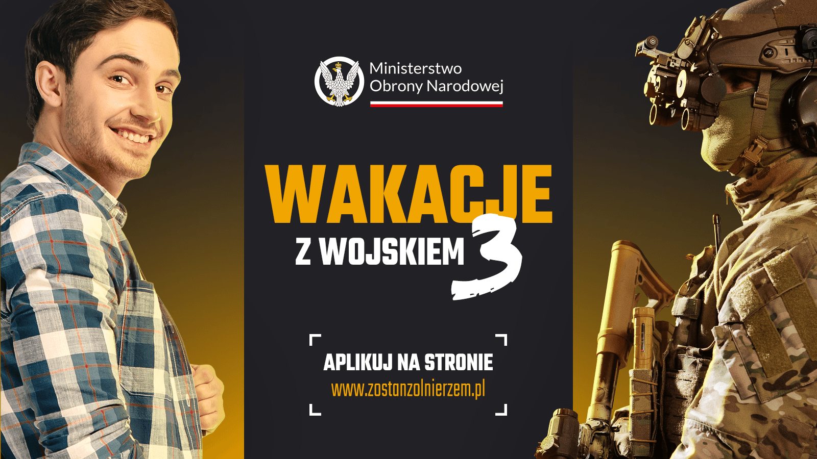 Plakat promocyjny Ministerstwa Obrony Narodowej z napisem „WAKACJE Z WOJSKIEM 3”. Po lewej stronie uśmiecha się młody mężczyzna w koszuli w kratę, a po prawej widać żołnierza w pełnym rynsztunku bojowym z karabinkiem i goglami noktowizyjnymi. Na środku znajduje się wezwanie do działania: „APLIKUJ NA STRONIE www.zostanzolnierzem.pl”